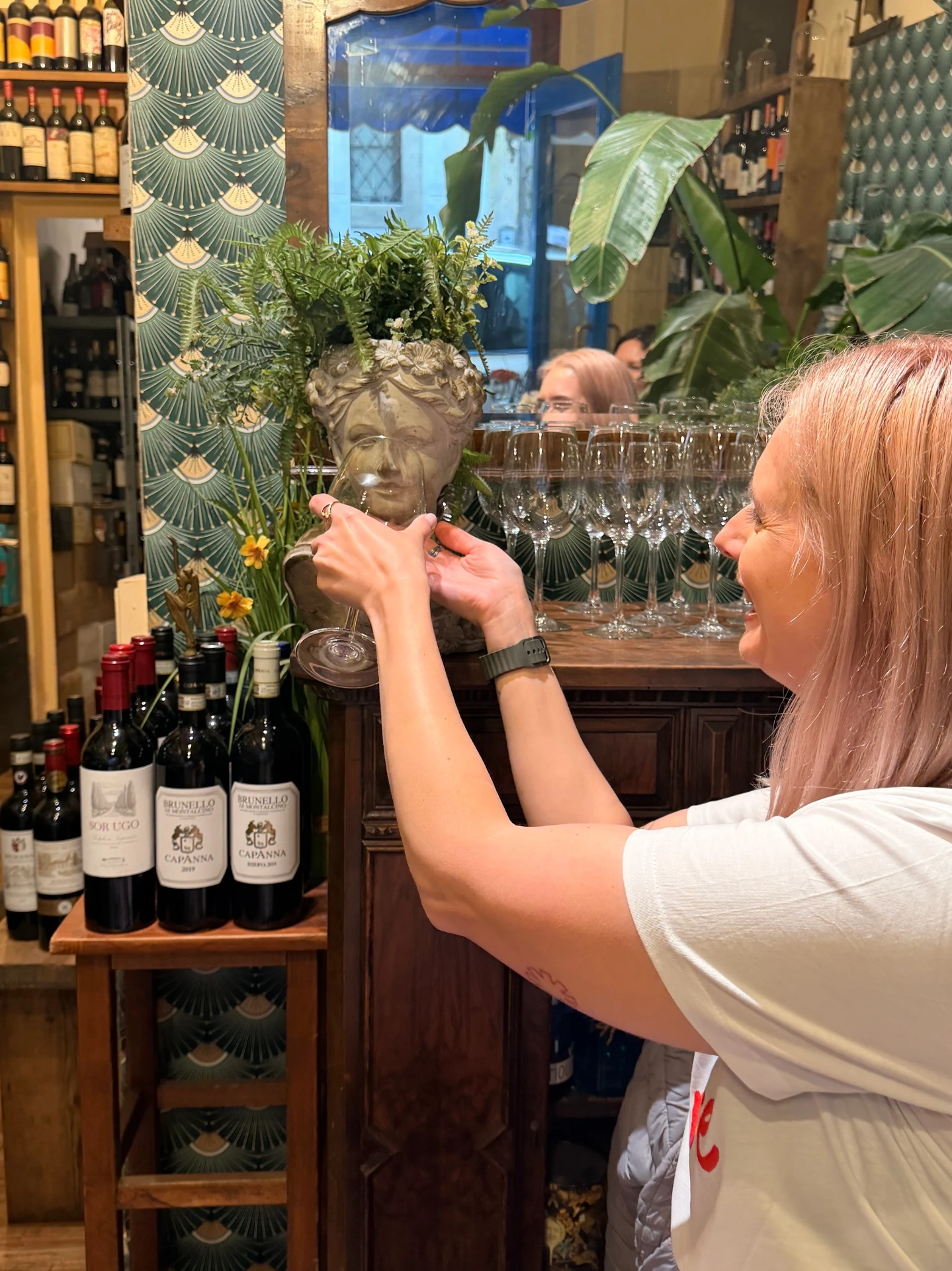 Guests tasting Tuscan wine at Antiche Dogane in Florence (3)